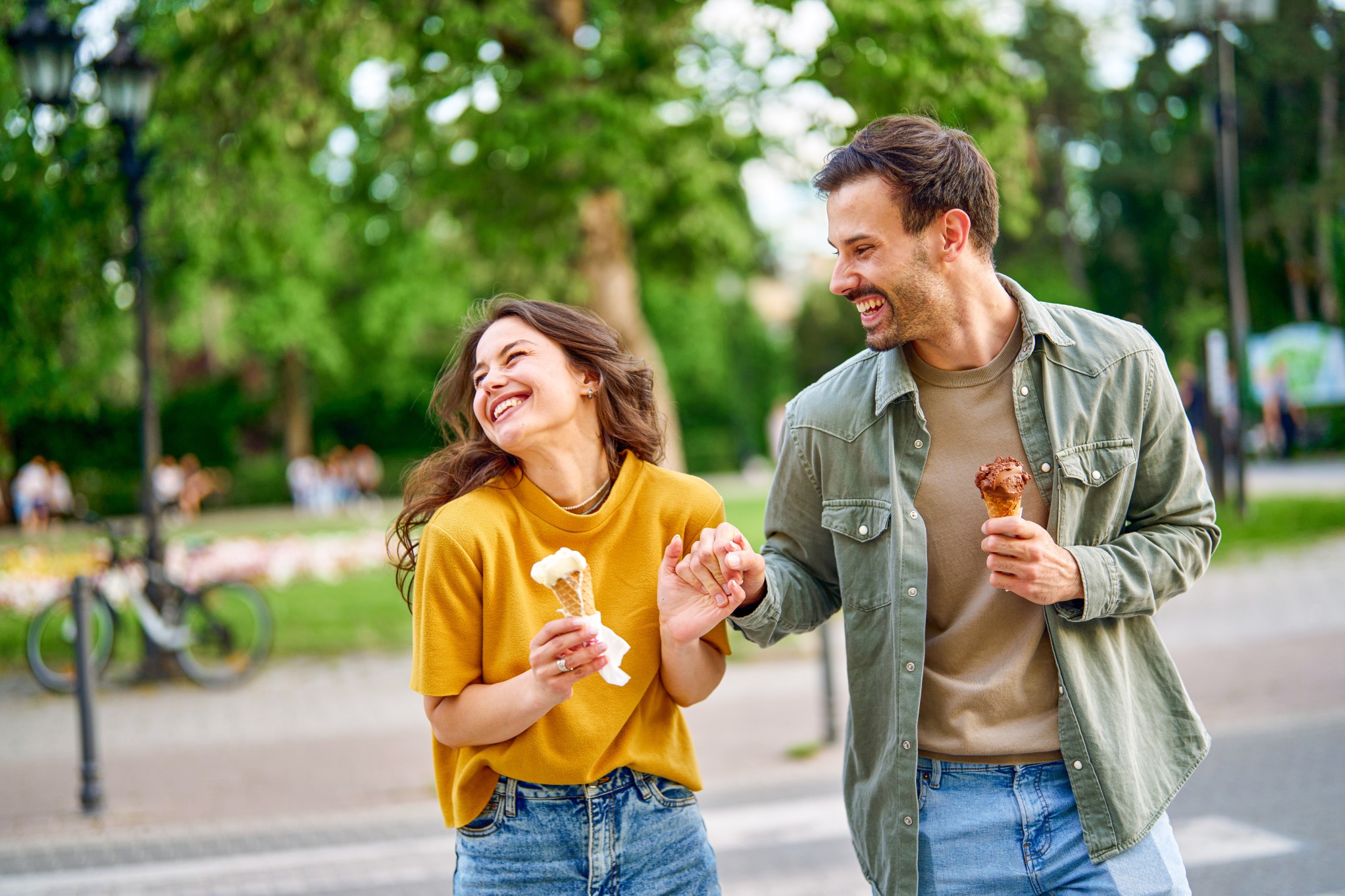 Lachendes Paar isst eine Glace