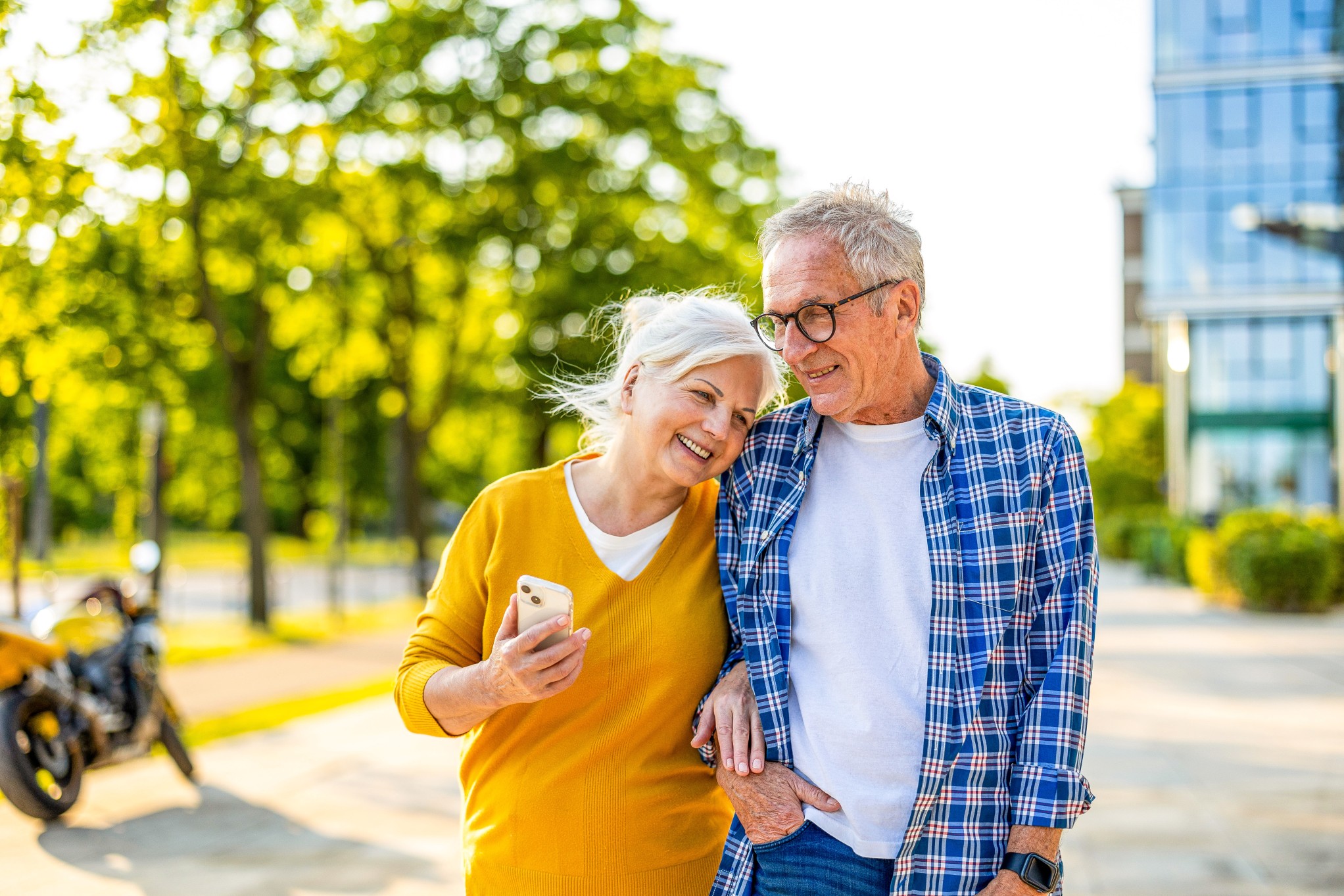 Coppia di anziani mentre passeggia