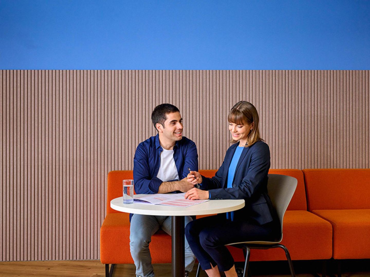 visana-hr-mann-frau-lounge