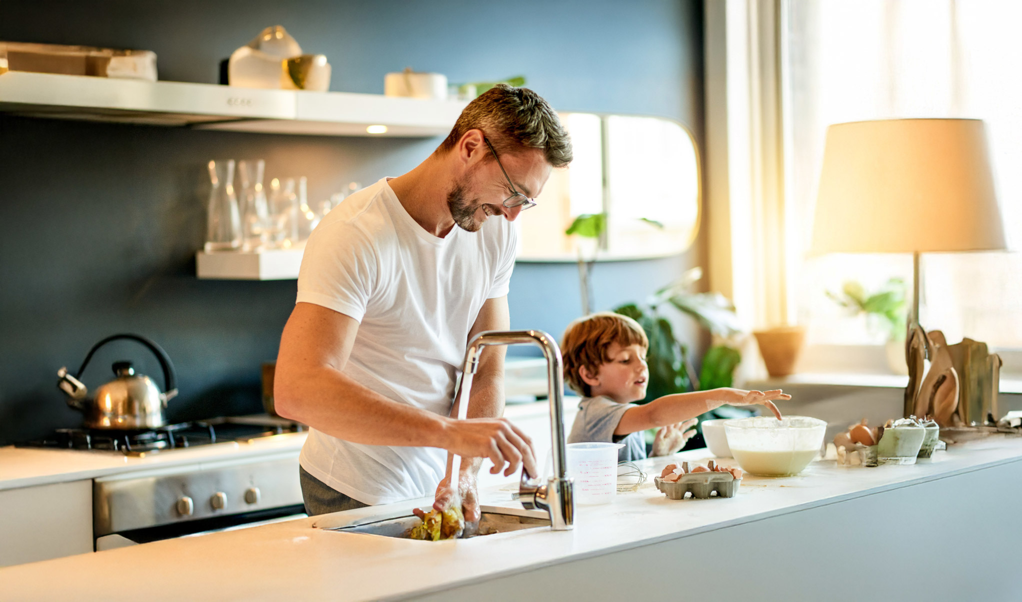 Vater mit Kind in der Küche